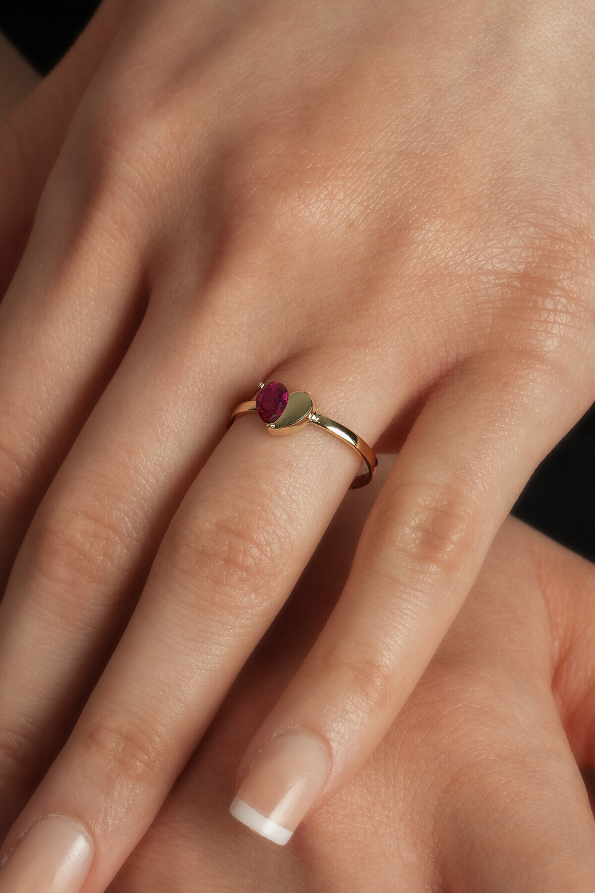 14 Ayar Altın Kırmızı Taşlı Kalp Yüzük