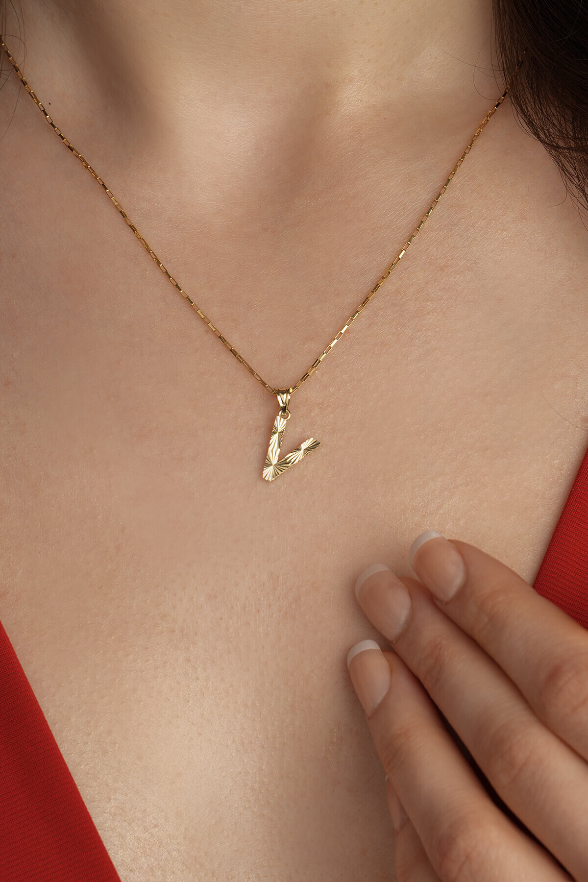 14 Ayar Altın V Harfi Kolye Ucu