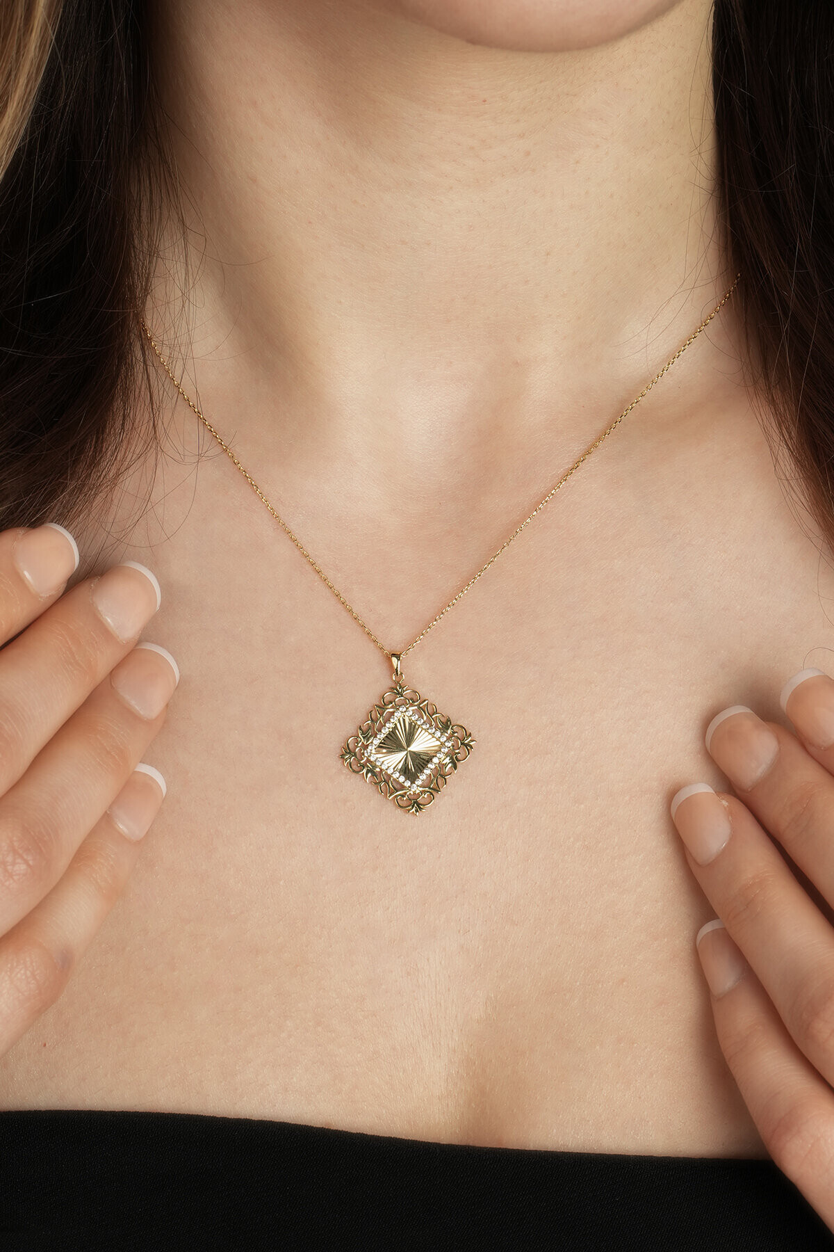 14 Ayar Kalemli Kare Kolye