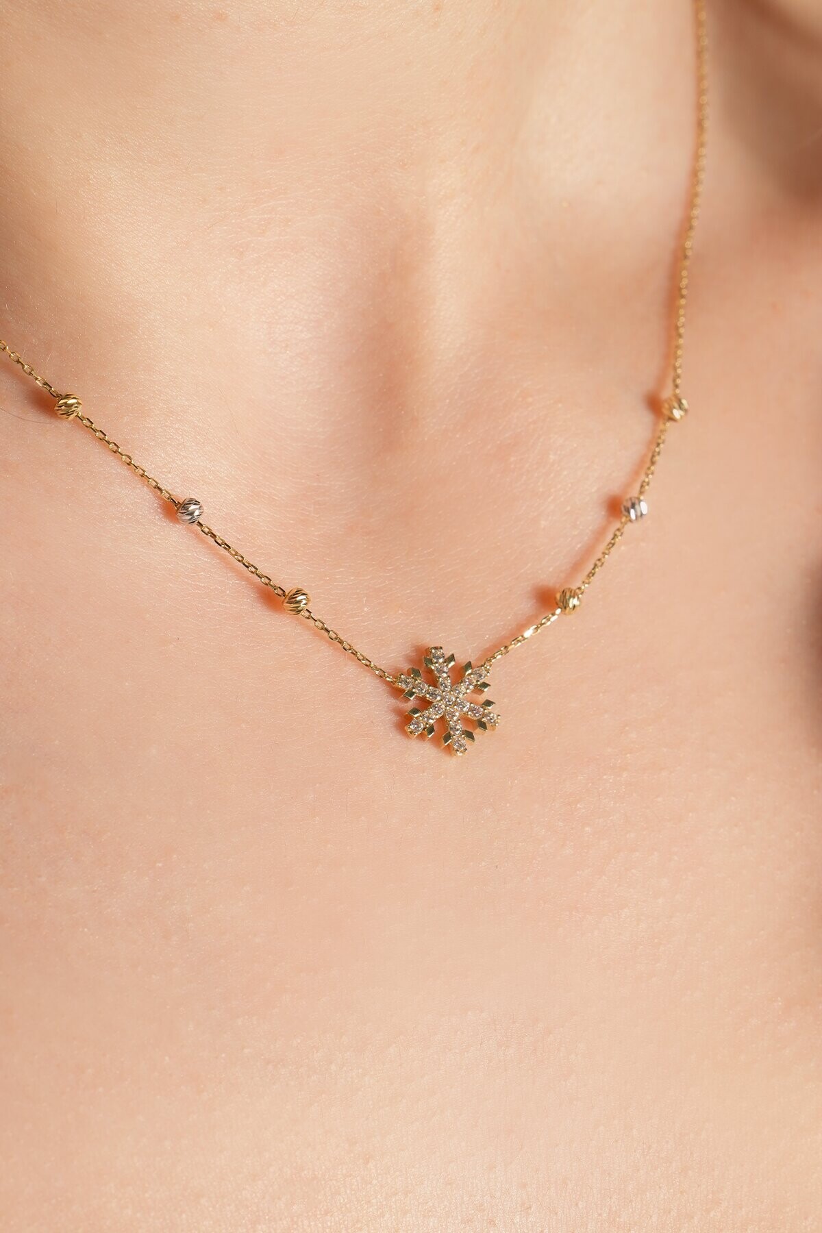 8 Ayar Kar Tanesi Kolye