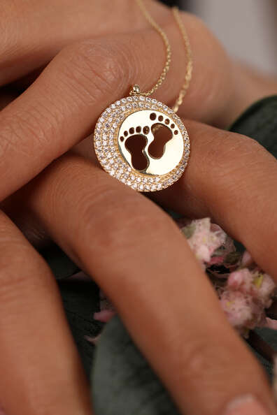 14 Ayar Altın Taşlı Ayak İzi Kolye