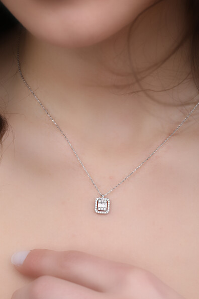 14 Ayar Altın Yanları Taşlı Baget Kolye