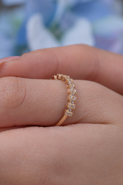 14 Ayar Altın Sıra Taşlı Yüzük