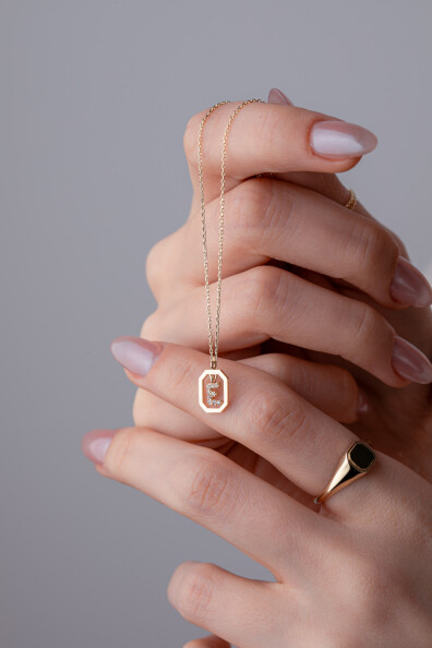 14 Ayar Altın E Harf Kolye