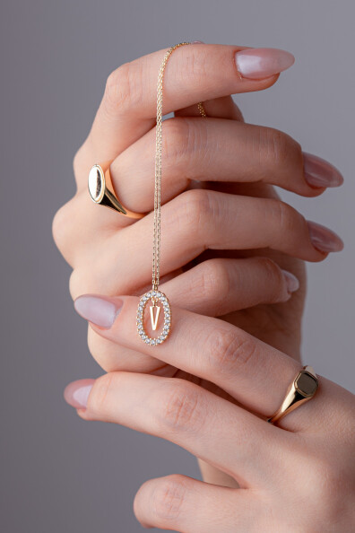 14 Ayar Altın V Harf Kolye