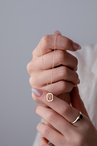 14 Ayar Altın V Harf Kolye