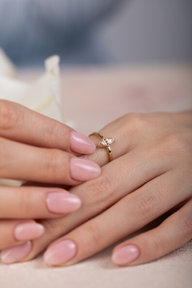 14 Ayar Altın Beyaz Taşlı Üçgen Yüzük 