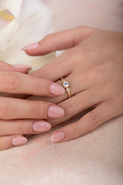 14 Ayar Altın Beyaz Taşlı Yüzük