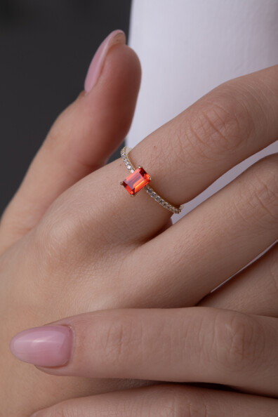 14 Ayar Altın Kırmızı Taşlı Baget Yüzük