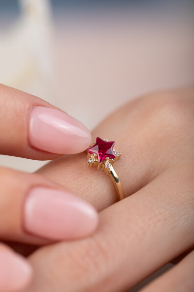 14 Ayar Altın Kırmızı Taşlı Yüzük