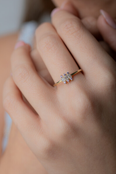 14 Ayar Altın Sıralı Taş Yüzük 