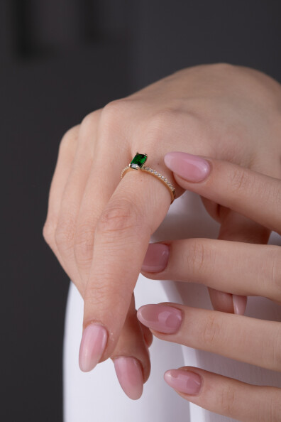 14 Ayar Altın Yeşil Taşlı Baget Yüzük