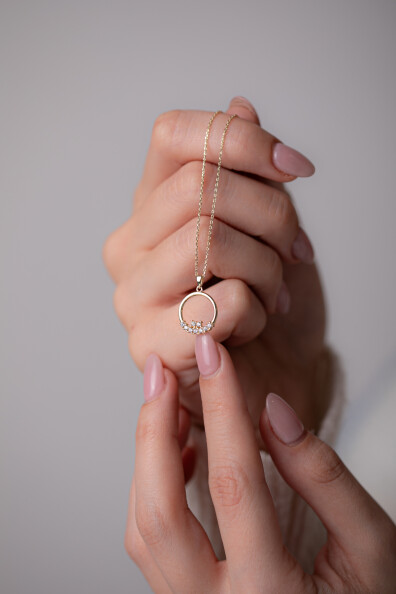 14 Ayar Altın Yuvarlak Formlu Taşlı Kolye