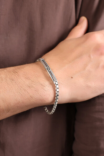 Gümüş Siyah Taşlı Grek Desenli Küp Zincirli Bileklik